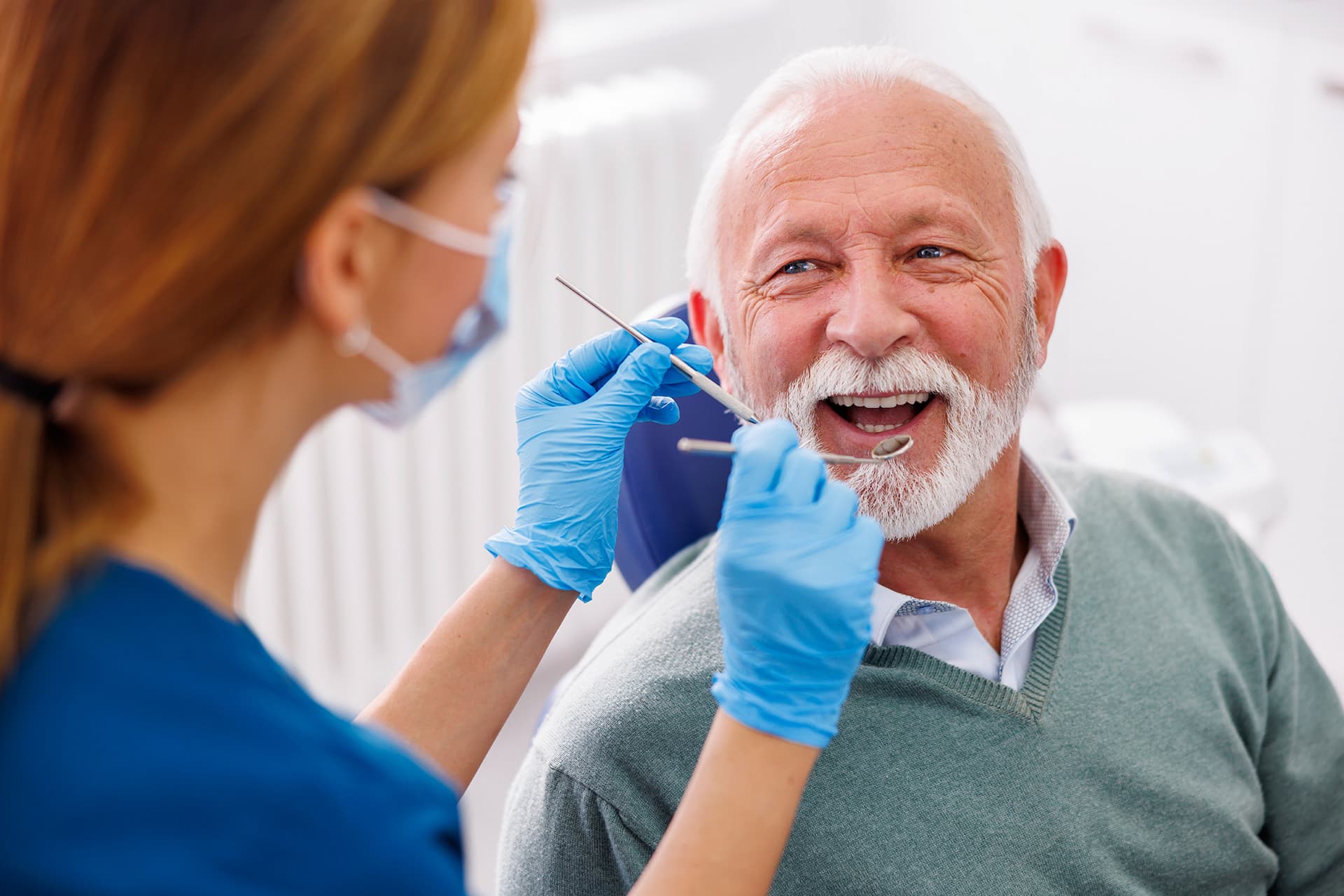 Älterer Mann in Behandlung bei Dr. Höllwart dem Zahnarzt Altenmarkt